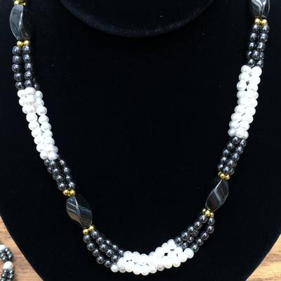Twist Hematite/pearl  Necklace